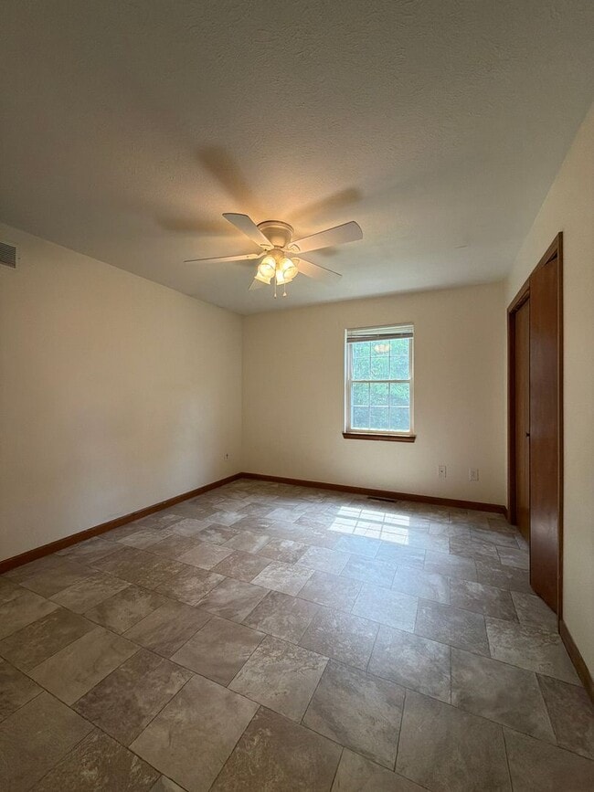 Building Photo - 819 Colonial Manor Dr