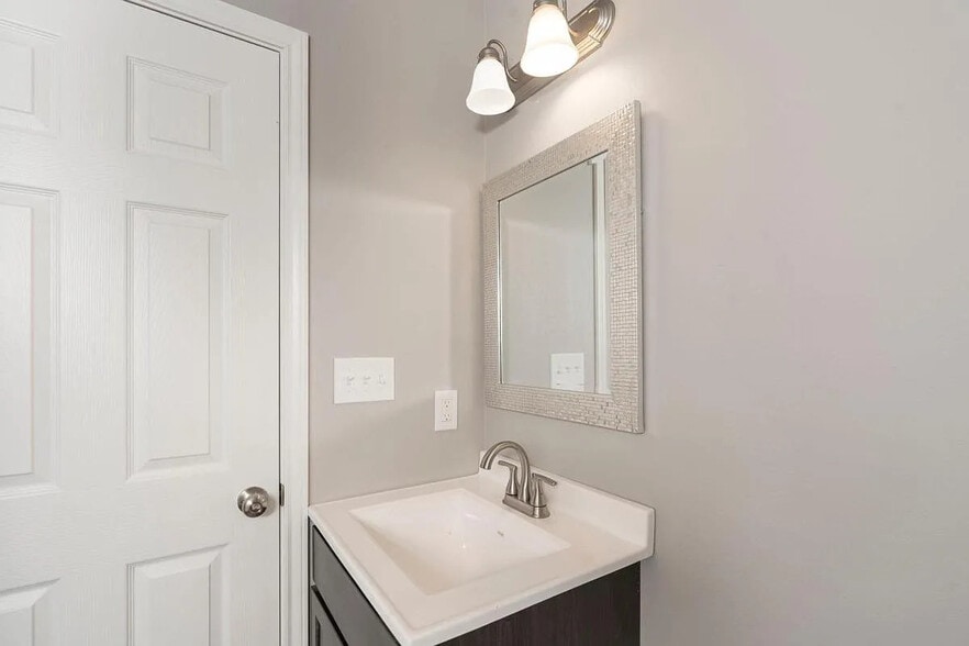 Building Photo - 523 North St