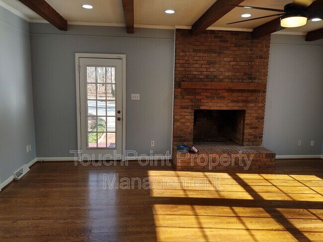 Building Photo - 224 Raintree Dr