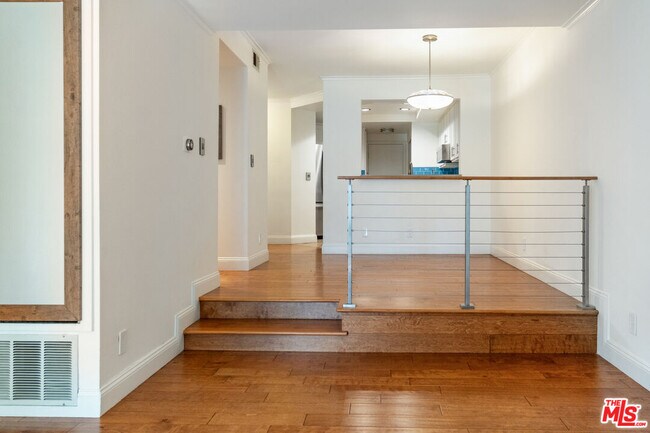 Building Photo - 6638 Clybourn Ave