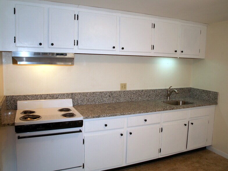 Building Photo - 17 Sinai Cir