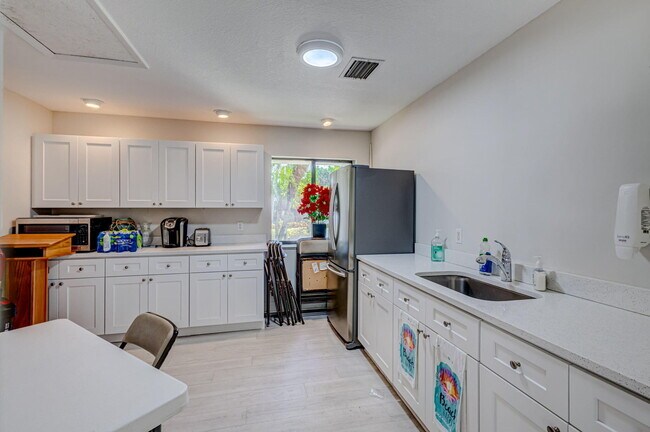 Building Photo - 405 Sea Oats Dr