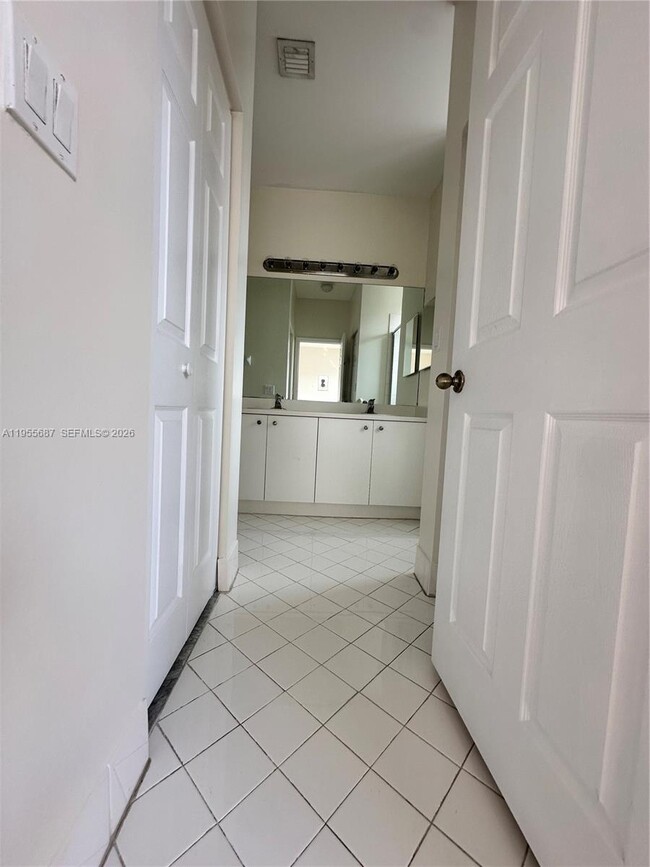 Building Photo - 1018 NE 42nd Ave