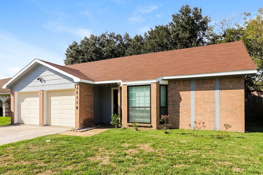 Building Photo - 2118 Maple Cir