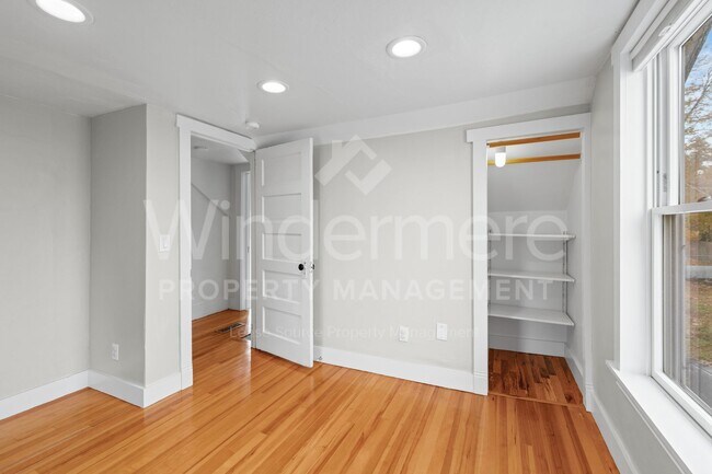 Building Photo - 3 Bedroom , 1 Bath