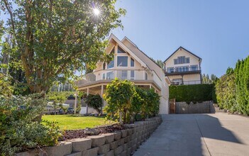 Building Photo - Luxurious Fully Furnished 3-Bedroom, 4-Bat...