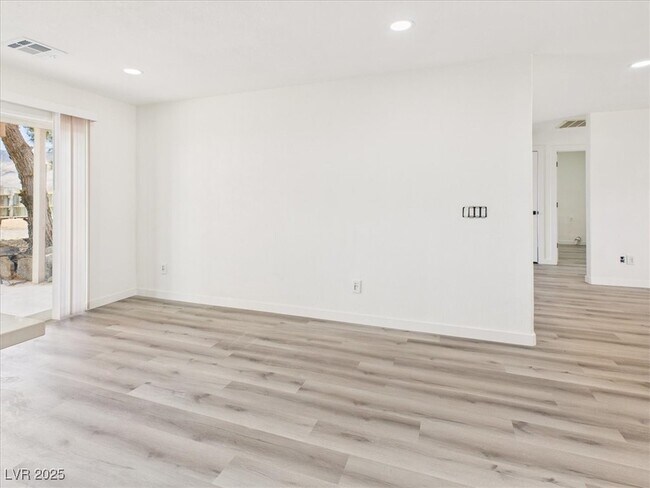 Building Photo - 5610 N Linda St