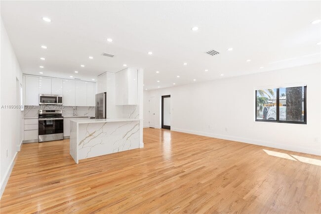 Building Photo - 6731 SW 33rd St