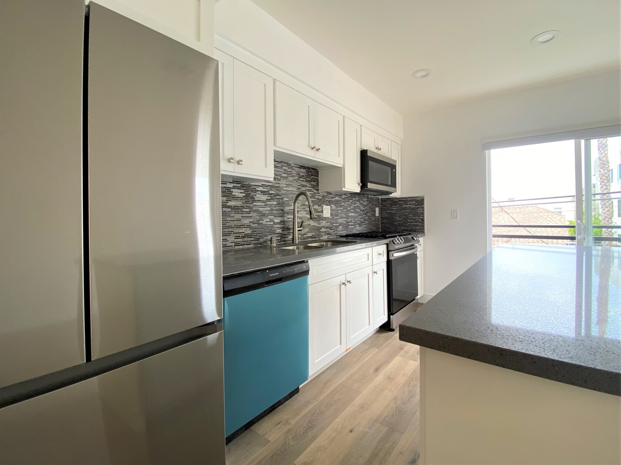 Building Photo - 545 N Kingsley Dr