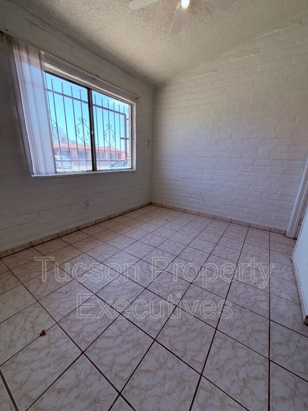 Building Photo - 5752 S Park Ave