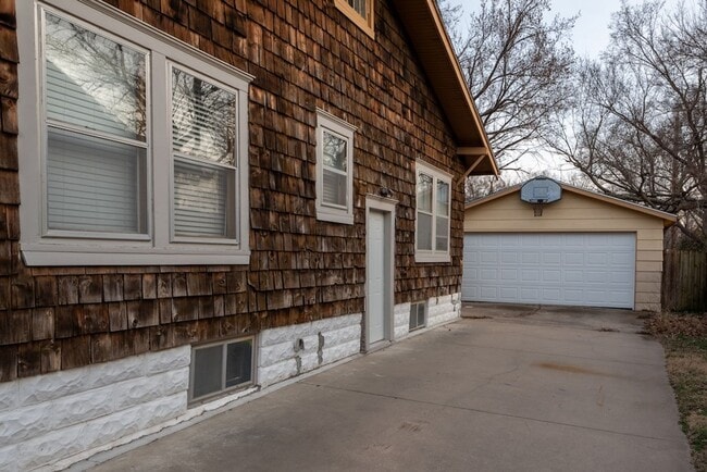 Building Photo - Move In Ready Home by Wesley Hospital!