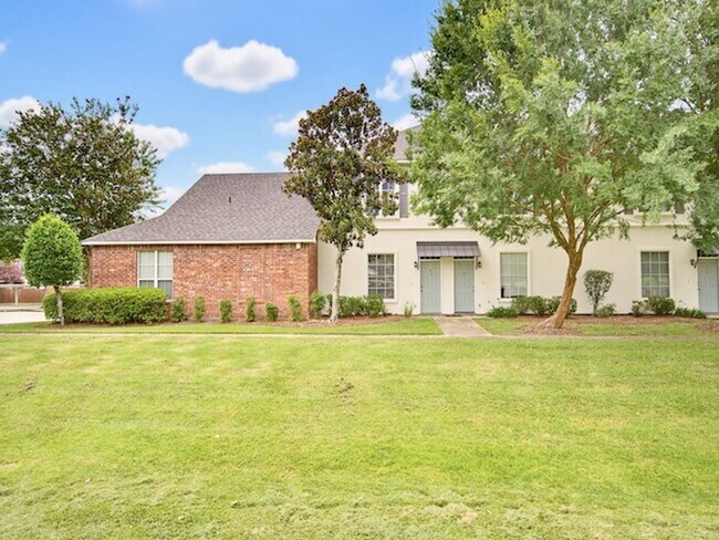 Building Photo - 2 bedroom Townhouse at Lake Beau Pre