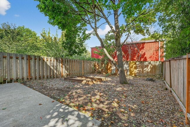 Building Photo - Great 2 story Townhome with Garage!