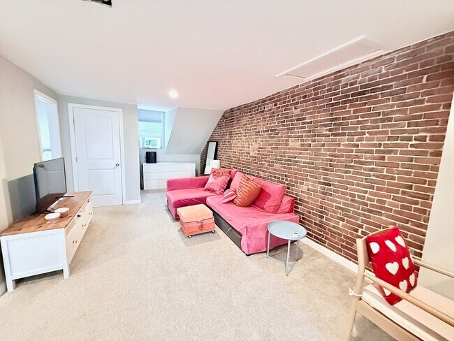 Building Photo - 353 Sumner St