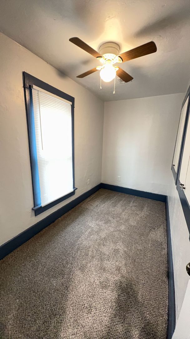 Building Photo - 802 W Oak Ave