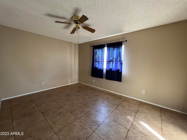 Building Photo - 860 E Brown Rd