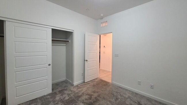 Building Photo - 3 Bedroom 3 Bath Townhouse