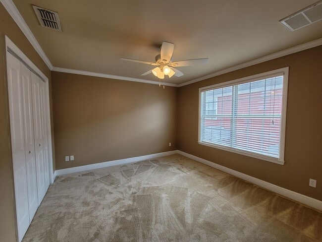 Building Photo - Upscale 3/3 town home in University Green ...