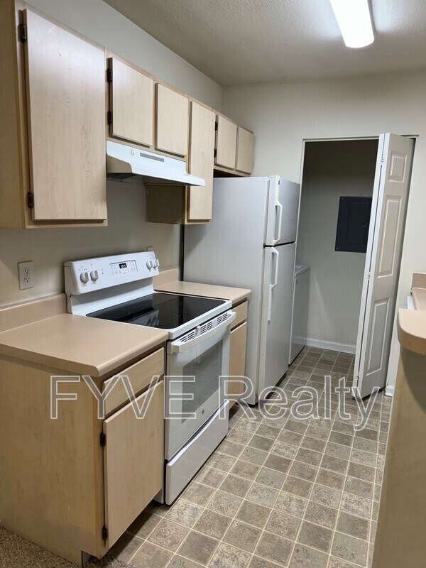 Building Photo - 897 Fording Island Rd