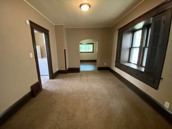 Building Photo - 815 Beardsley St