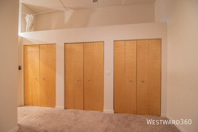 Building Photo - 1224 W Van Buren St