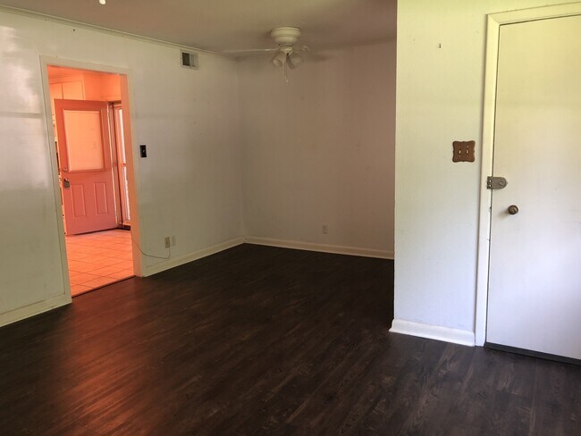 Building Photo - *3/2*SOUTHERN HILLS/SOUTHWOOD*FRESH PAINT*