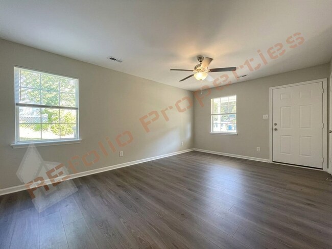 Building Photo - 601 Larchwood Dr