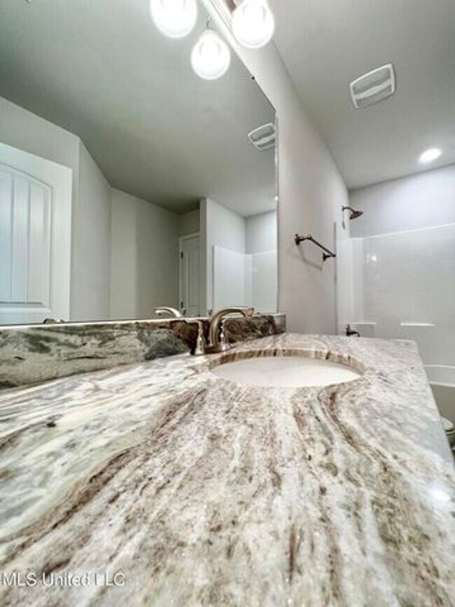 Building Photo - Luxury 4 bedroom 3 bath Home for rent