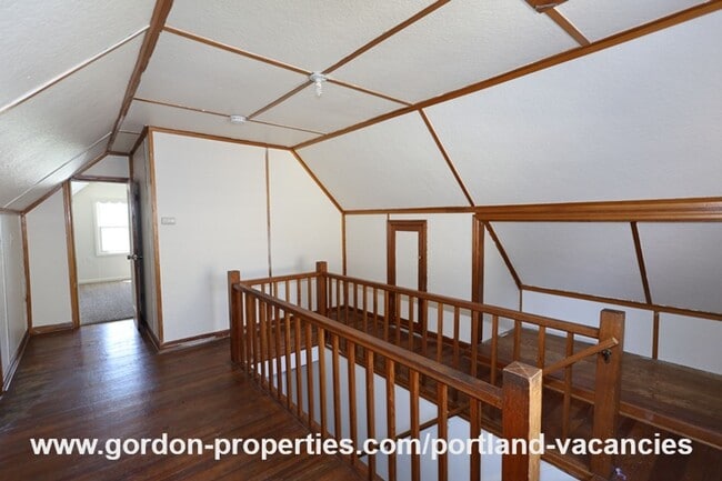 Building Photo - SE 57th Ave - 5 bedroom home with fireplac...
