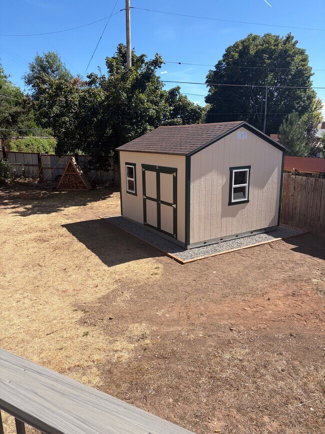 Building Photo - 2036 Highland View Cir