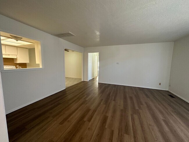 Building Photo - 2 Bed 2 Bath duplex on 10th and Council
