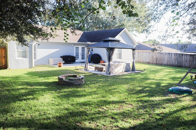 Building Photo - 5560 River Oaks Dr