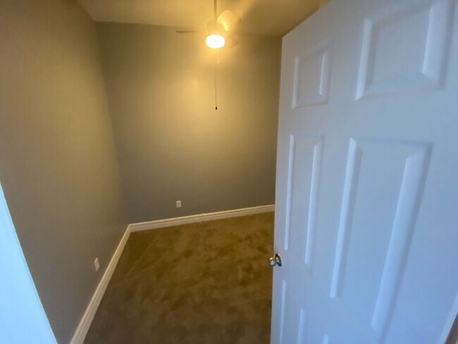 Building Photo - Spacious 4 bedroom 2 bath Townhome Updated...