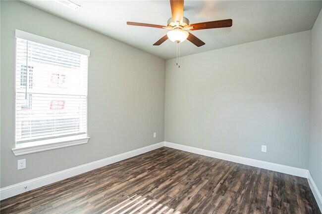 Building Photo - 508 E Osage Trce