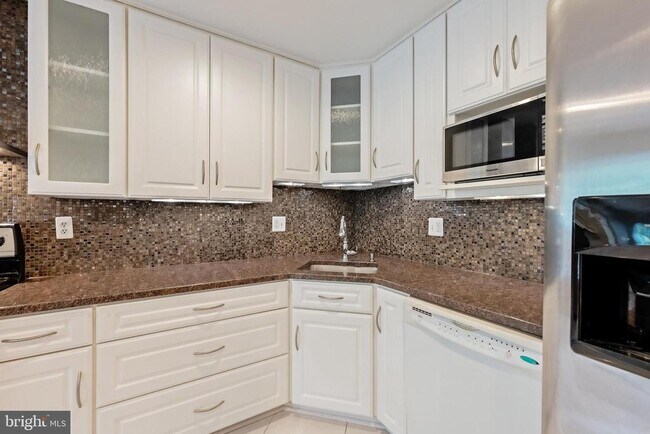 Building Photo - 215 Lynn Manor Dr