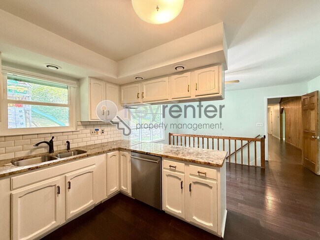 Building Photo - 4910 Bal Harbor Dr