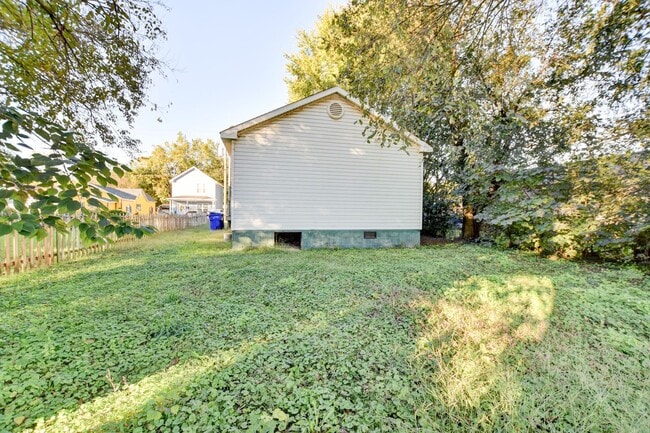 Building Photo - 3 Bedroom 1 Bathroom