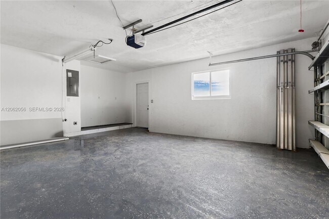 Building Photo - 6000 SW 17th St