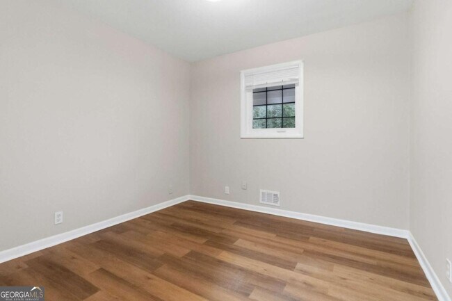 Building Photo - 2953 Meadowview Dr SE