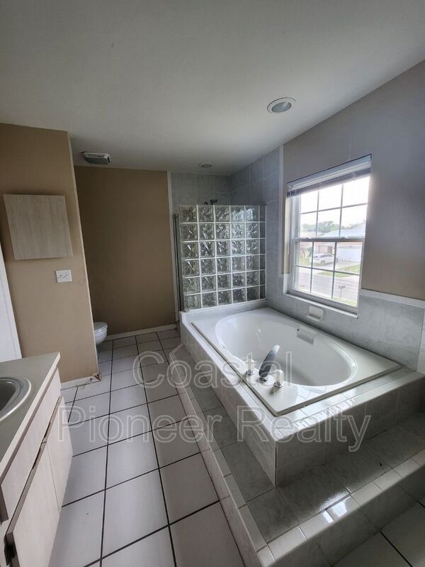 Building Photo - 10121 Sea spray Pl