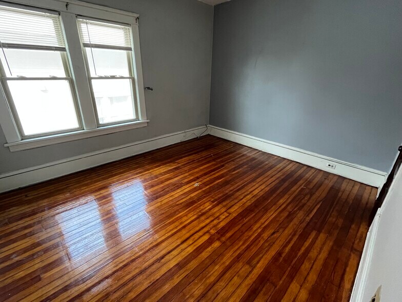 Building Photo - 1304 W 114th St