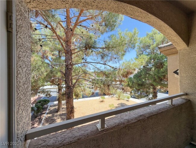 Building Photo - 3400 Cabana Dr