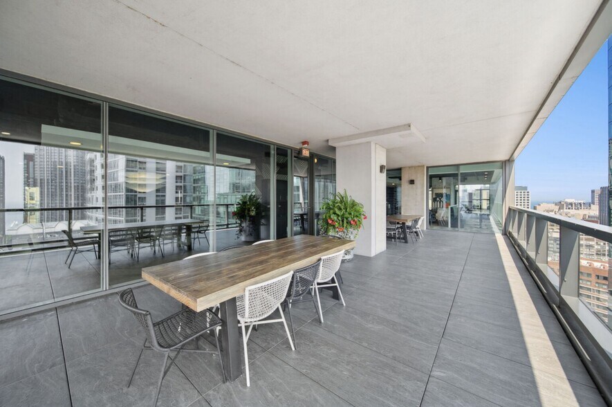 Building Photo - 808 N Lake Shore Dr