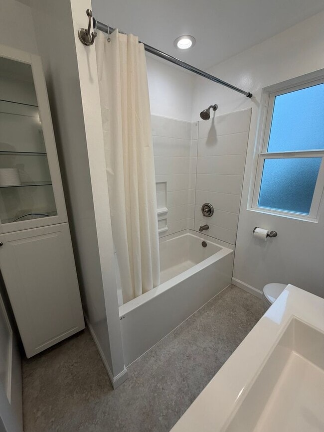 Building Photo - Beautiful 3 Bed / 2 Bath House With a Gorgeous View!