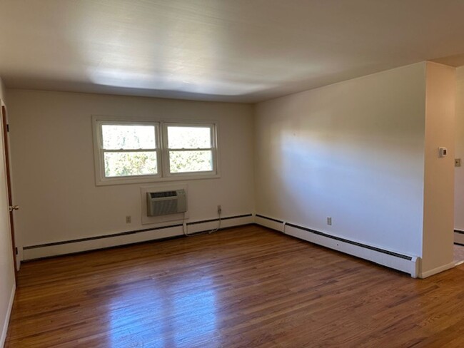 Building Photo - 2nd Floor 2 Bedroom 1 Bathroom Apartment F...