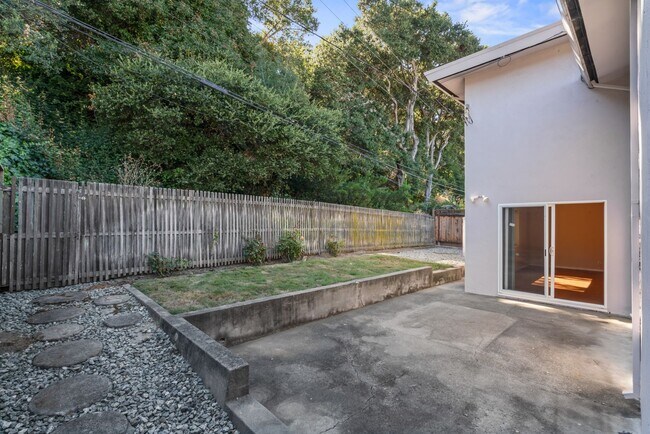 Building Photo - Single-Family Home Located in Peaceful Nei...