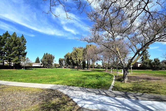 Building Photo - 4407 Jonquil Dr