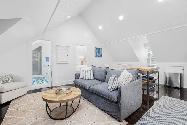 Building Photo - 8 Brenton Rd