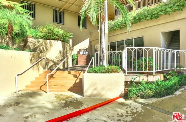 Building Photo - 2222 Beachwood Dr