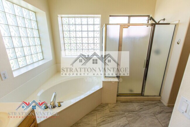 Building Photo - 960 E Constitution Dr